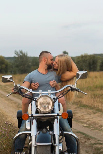 Beautiful couple in love at mototsikle. — Stock Photo, Image