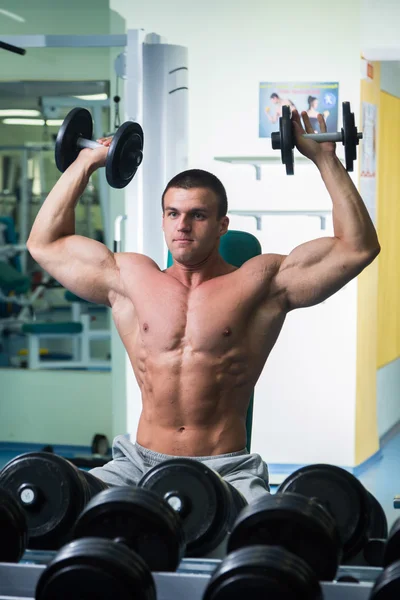 Homem bonito, atlético e confiante no ginásio. postura de musculação — Fotografia de Stock