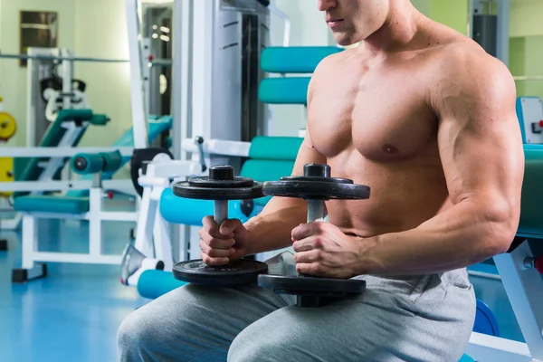 Homem bonito, atlético e confiante no ginásio. postura de musculação — Fotografia de Stock