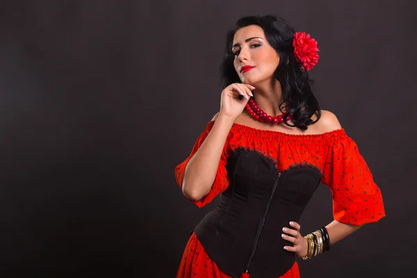 La imagen, elegante, sexy español. Mujer elegante y sexy en un vestido rojo. Retrato de la hermosa morena en rojo en el estudio. Retrato emocional . —  Fotos de Stock