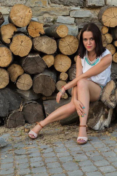 Linda, divertida, alegre morena al aire libre. Viajar, la alegría despreocupada, la ciudad antigua . —  Fotos de Stock