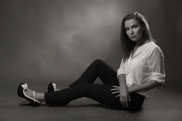 白いブラウス、黒と白の写真でエレガントな女の子 — ストック写真