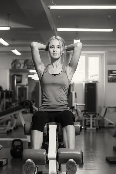 Söt flicka träning på gymmet — Stockfoto