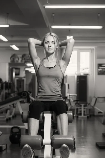 Linda chica entrenando en el gimnasio — Foto de Stock