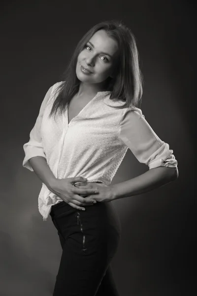 Elegante chica en blusa blanca, foto en blanco y negro — Foto de Stock