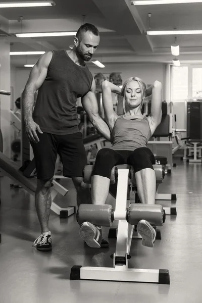 Couple sportif en entraînement dans la salle de gym . — Photo