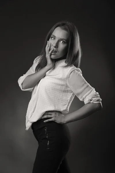 Elegante chica en blusa blanca, foto en blanco y negro — Foto de Stock