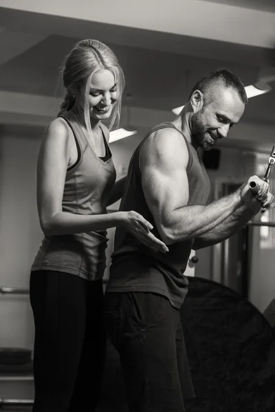 Pareja deportiva en entrenamiento en el gimnasio . — Foto de Stock