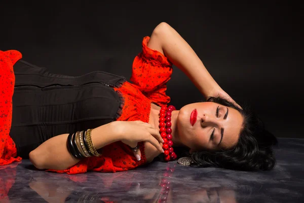 Mujer elegante y sexy en un vestido rojo. Retrato de la hermosa morena en rojo en el estudio. Retrato emocional . — Foto de Stock