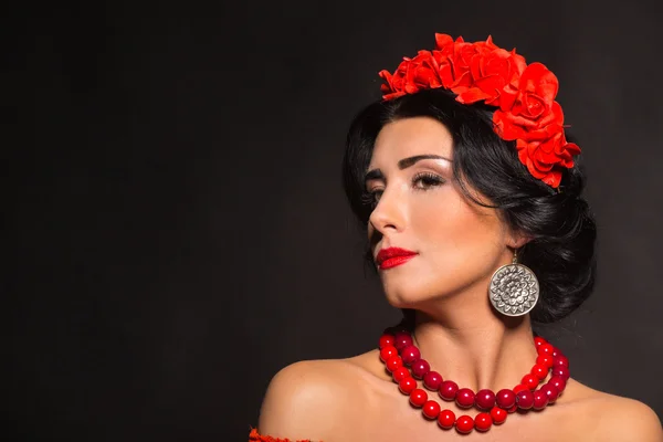 Mulher bonita e sexy de vermelho. Imagem bonita da menina em vermelho. Grinalda elegante de flores vermelhas, jóias elegantes, retrato de uma menina . — Fotografia de Stock