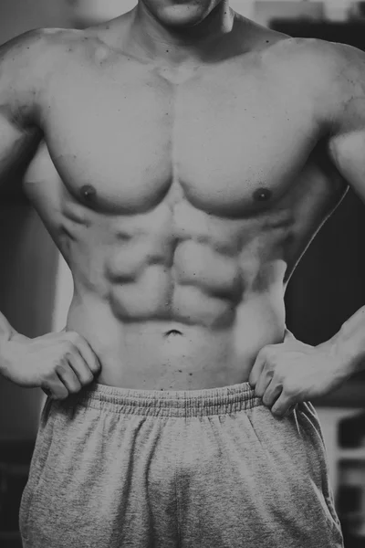 Erő képzés. Sport, a testépítés, az egészséges életmód. Szép sportos férfi. — Stock Fotó