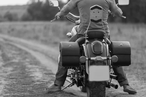 Jong romantische koppel in een veld op een motorfiets — Stockfoto