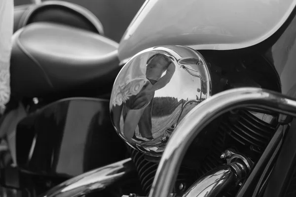 Détails mototsikla.Blestyaschy chrome sur une moto, un reflet d'un homme fort et confiant . — Photo