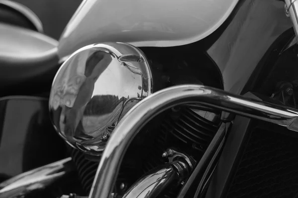 Détails mototsikla.Blestyaschy chrome sur une moto, un reflet d'un homme fort et confiant . — Photo