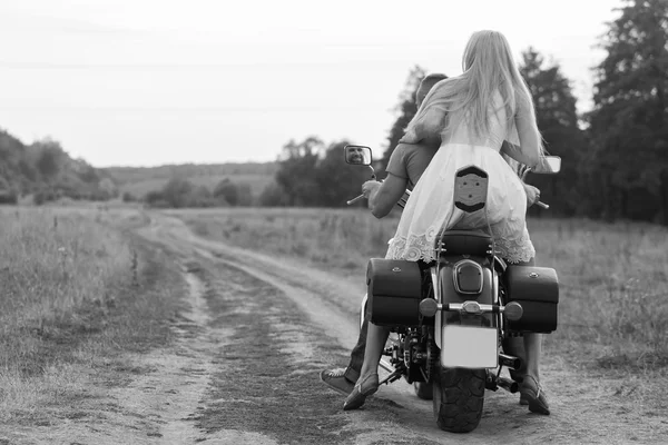 Happy couple traveling on a motorcycle. Extraordinary lifestyle. — Stock Photo, Image