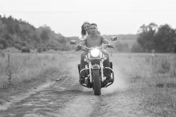 Casal feliz viajando em uma moto. Estilo de vida extraordinário . — Fotografia de Stock