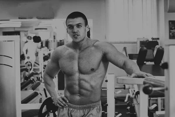 Entrenamiento de fuerza. Deportes, musculación, estilo de vida saludable. Hermoso hombre atlético . —  Fotos de Stock