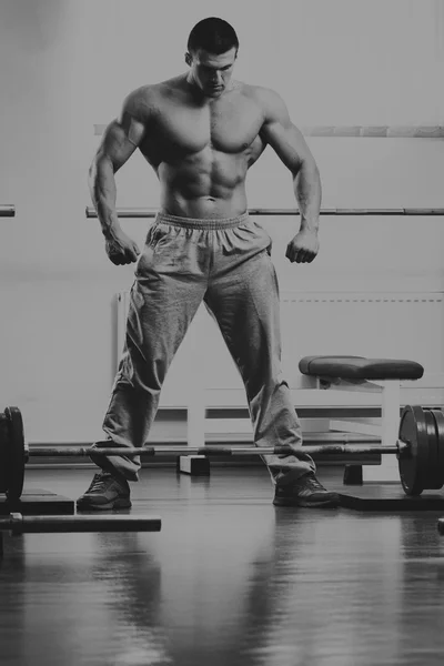 Um homem executa um exercício com um sino . — Fotografia de Stock