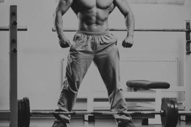 Bir adam bir egzersiz halter ile gerçekleştirir.