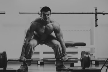 Bir adam bir egzersiz halter ile gerçekleştirir.