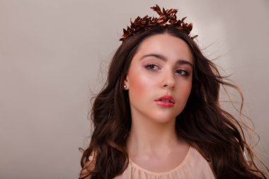 Lüks saçlı güzel kız portresi.