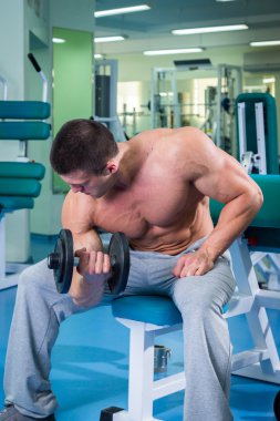 Spor salonunda yakışıklı, atletik, kendine güvenen adam. vücut geliştirme poz