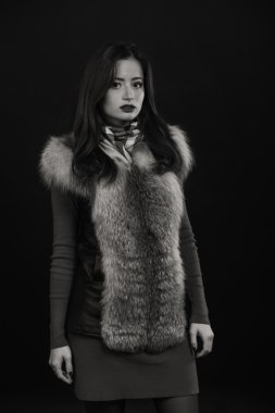 Bir genç kızın sevimli siyah beyaz portre.