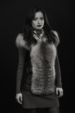 Bir genç kızın sevimli siyah beyaz portre.