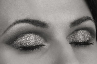 Güzel bir kız Güzellik Portresi. Parlak Festival makyaj, glitter, pırıltılar, parlak ruj.