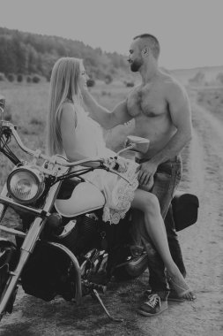 Genç bir çift tarlada