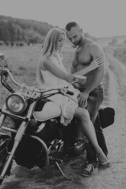 Genç bir çift tarlada