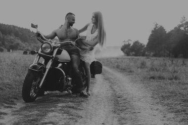 Genç bir çift tarlada