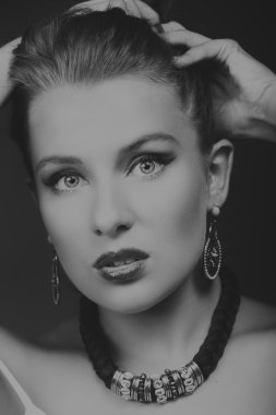 siyah-beyaz güzel bir kadın portresi.