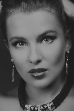 siyah-beyaz güzel bir kadın portresi.