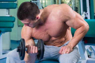 Spor salonunda yakışıklı, atletik, kendine güvenen adam. vücut geliştirme poz