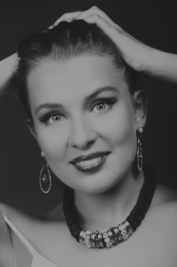 siyah-beyaz güzel bir kadın portresi.