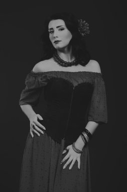 Karanlık bir arka plan üzerinde güzel, gizemli, şirin esmer.