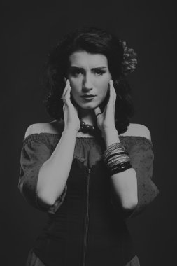 Karanlık bir arka plan üzerinde güzel, gizemli, şirin esmer.