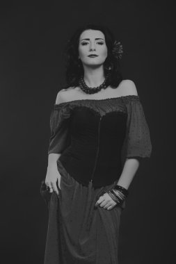 Karanlık bir arka plan üzerinde güzel, gizemli, şirin esmer.