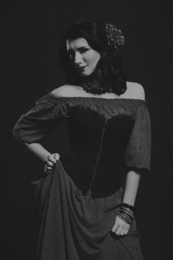 Karanlık bir arka plan üzerinde güzel, gizemli, şirin esmer.