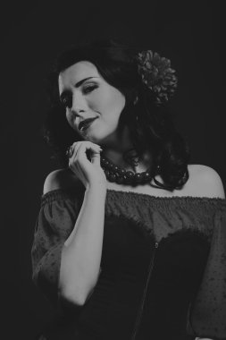 Karanlık bir arka plan üzerinde güzel, gizemli, şirin esmer.