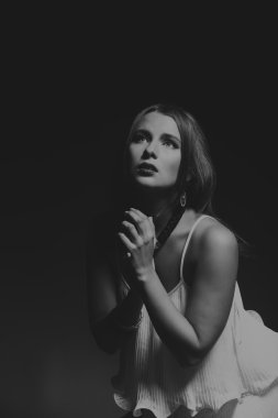 Bir kız güzel romantik görüntüsü. Karanlık bir arka plan üzerinde şık elbiseli güzel esmer. Profesyonel makyaj ve Takı Tasarım. Moda dergileri, afiş ve Web siteleri için fotoğraf.