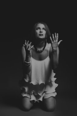 Bir kız güzel romantik görüntüsü. Karanlık bir arka plan üzerinde şık elbiseli güzel esmer. Profesyonel makyaj ve Takı Tasarım. Moda dergileri, afiş ve Web siteleri için fotoğraf.