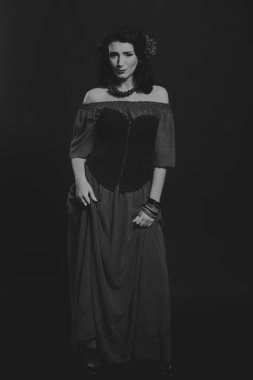 Karanlık bir arka plan üzerinde güzel, gizemli, şirin esmer.