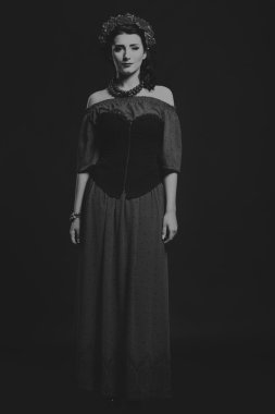 Karanlık bir arka plan üzerinde güzel, gizemli, şirin esmer.