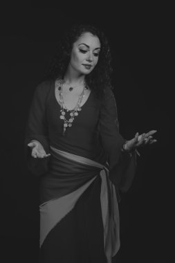 Karanlık bir arka plan üzerinde güzel, gizemli, şirin esmer.