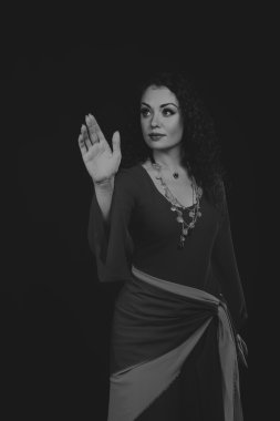 Karanlık bir arka plan üzerinde güzel, gizemli, şirin esmer.