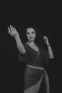 Karanlık bir arka plan üzerinde güzel, gizemli, şirin esmer.