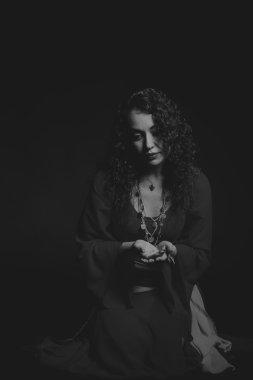 Karanlık bir arka plan üzerinde güzel, gizemli, şirin esmer.