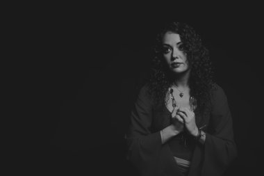 Karanlık bir arka plan üzerinde güzel, gizemli, şirin esmer.